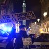 Une femme manifeste devant le ministère de la Justice, place Vendôme, à Paris, le 14 novembre 2017, après l'acquittement d'un homme qui était accusé d'avoir violé une fillette de 11 ans. (LIONEL BONAVENTURE / AFP)