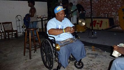 après un concert, Terrel Batiste, musicien au sein de Hot 8 Brass Band, partage la recette avec les autres membres du groupe.

Il est considéré comme l’un des meilleurs trompettistes des Etats-Unis. Il a joué dans la célèbre série Treme . 

«Dans cette ville, il ne nous reste que la musique, on joue la nuit, on dort le jour», raconte le musicien. (Stéphane Dubun)