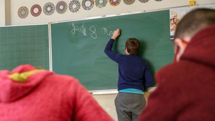 Une classe de Roncq (Nord), en novembre 2018, où des&nbsp;enfants en situation de handicap participent à des enseignements communs avec d'autres élèves. (THIERRY THOREL / MAXPPP)