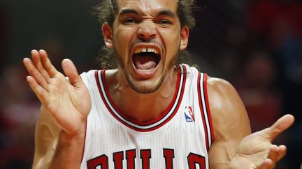 Le basketteur fran&ccedil;ais Joakim Noah, sous les couleurs des Chicago Bulls, le 10 mai 2013, &agrave; Chicago (Illinois).&nbsp; (JEFF HAYNES / REUTERS)