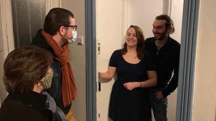 Pendant la crise sanitaire, des liens d'amitiés se sont tissés entre les voisins de cet immeuble parisien. (MATHILDE VINCENEUX / RADIO FRANCE)