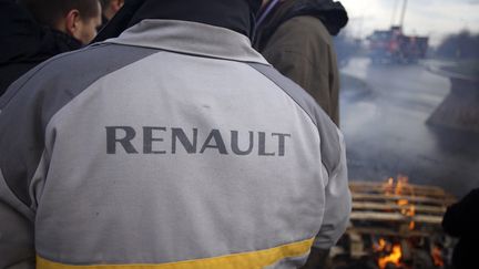 Des salari&eacute;s de Renault manifestent contre des suppressions de postes, sur le site de Cl&eacute;on (Seine-Maritime), le 5 f&eacute;vrier 2013. (CHARLY TRIBALLEAU / AFP)