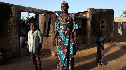 Fatoumata Dja a trouvé refuge à Ségou, une des principales villes du centre à environ 200 km de son village. Elle raconte à propos d'Oumou Tomboura, sa fille de neuf ans&nbsp;:&nbsp;"Evidemment, j'aimerais bien qu'elle aille à l'école, mais ce n'est pas possible. (…) Quand elle a eu l'âge d'aller à l'école à Mamba, les jihadistes sont venus menacer les instituteurs et l'école a fermé. Alors elle n'y est jamais allée." (MICHELE CATTANI / AFP)