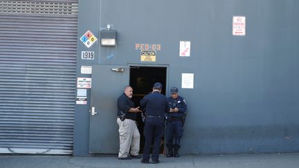 Des policiers filtrent l'entrée d'UPS, le 14 juin 2017, à San Francisco (Etats-Unis), après qu'une fusillade a éclaté.&nbsp; (STEPHEN LAM / REUTERS)