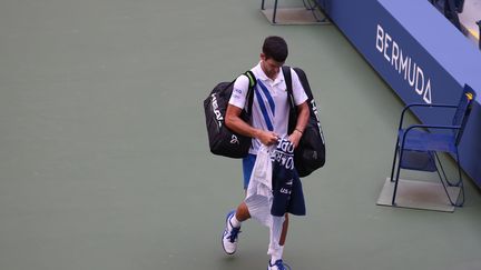 Novak Djokovic quitte le court après sa disqualification  (AL BELLO / GETTY IMAGES NORTH AMERICA)