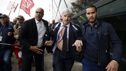 Pierre Plissonnier, un des deux responsables de Air France pris à parti par des salariés, le 5 octobre 2015 à Roissy (Val-d'Oise). (KENZO TRIBOUILLARD / AFP)