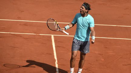 L'explosion de joie de Rafael Nadal, qui égale le total de victoires en Grand Chelem de Pete Sampras après sa victoire contre Novak Djokovic (6-4, 6-3, 2-6, 7-5) à Roland-Garros, le 8 juin 2014. (PASCAL GUYOT / AFP)