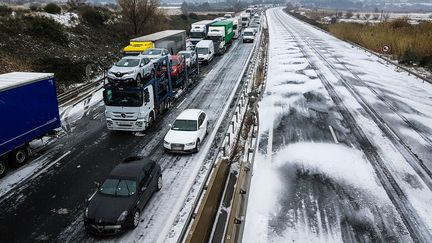 Des voitures et camions bloqués sur l'autoroute A9 en direction de Montpellier (Hérault), le 28 février 2018.&nbsp; (LAURENT EMMANUEL / AFP)