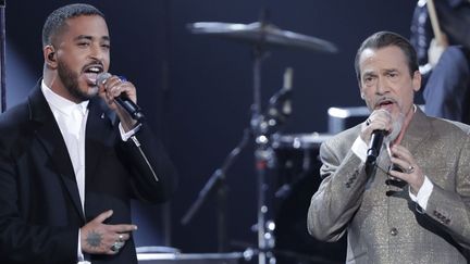 Slimane et Florent Pagny rendent hommage à Johnny Hallyday aux Victoires de la Musique 2018.
 (Thomas Samson / AFP)