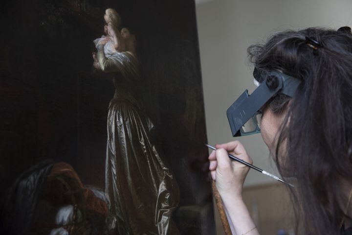 "L'oiseau chéri" de Fragonard lors de sa restauration. 
 (Thomas SAMSON / AFP)