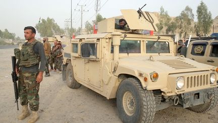 Un membre des forces armées afghanes patrouille à proximité d'une zone contrôlée par les talibans à Kandahar (Afghanistan), le 16 juillet 2021. (SANALLAH SAYAM / SPUTNIK / AFP)