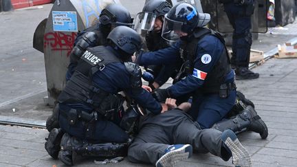 Des policiers arrêtent un homme à Nantes, le 30 juin 2023. (SEBASTIEN SALOM-GOMIS / AFP)