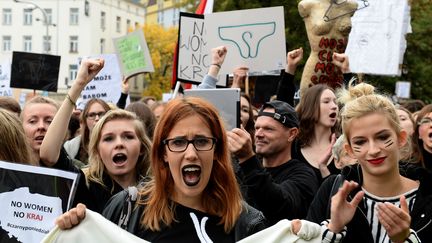 Manifestation contre la loi d'interdictin de l'avortement le&nbsp;3 octobre 2016 à Varsovie (JANEK SKARZYNSKI / AFP)