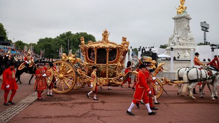 Le carrosse de la reine d'Angleterre, le 5 juin 2022 à Londres (Royaume-Uni) lors du défilé du jubilé. (HANNAH MCKAY / AFP)