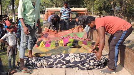 Des corps de victimes d'alcool frelaté sont alignés sur le sol, le 22 février 2019,&nbsp;dans l'Etat de l'Assam (Inde). (AFP)