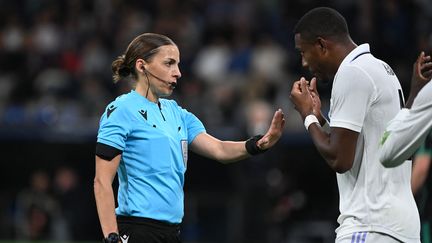 Stephanie Frappart arbitre le match de ligue des champions entre le Real Madrid CF et le Celtic FC à Madrid, le 2 novembre 2022. (PIERRE-PHILIPPE MARCOU / AFP)