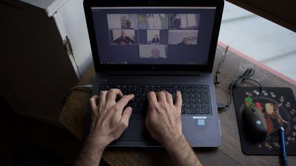 Un homme en plein télétravail. Photo d'illustration. (LOIC VENANCE / AFP)