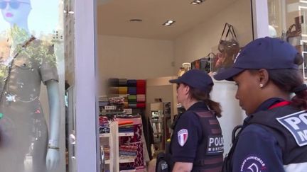 Pour éviter la consommation inutile d'énergie, il est désormais interdit de laisser ouvertes les portes des magasins climatisés.&nbsp;Cette semaine, vendredi 12 août, les polices municipales ont commencé les contrôles et dressé leurs premières amendes. (FRANCE 2)