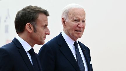 Le président français, Emmanuel Macron, et le président américain, Joe Biden, à Omaha Beach (Calvados) pour les commémorations des 80 ans du Débarquement, le 6 juin 2024. (MIGUEL MEDINA / AFP)