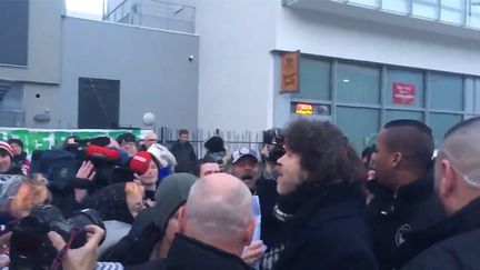 Bertrand Cantat face à des manifestants à Grenoble, le 13 mars. (FRANCE BLEU ISÉRE / RADIO FRANCE)