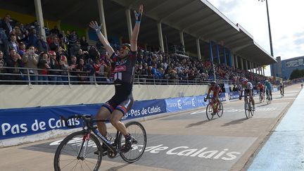 Le cycliste allemand John Degenkolb c&eacute;l&egrave;bre sa victoire dans le Paris-Roubaix, le 12 avril 2014 au V&eacute;lodrome de&nbsp;Roubaix (Nord). (LIONEL BONAVENTURE / AFP)