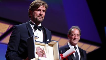 Le réalisateur suédois Ruben Östlund pose avec sa Palme d'or, le 28 mai 2022, à Cannes (Alpes-Maritimes). (VALERY HACHE / AFP)