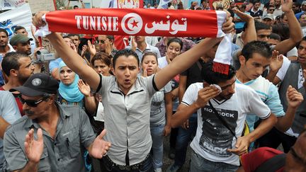 Un jeune dipl&ocirc;m&eacute; tunisien au ch&ocirc;mage r&eacute;clame la d&eacute;mission&nbsp;du gouvernement lors d'une manifestation &agrave; Tunis (Tunisie), le 29 septembre 2012. (FETHI BELAID / AFP)