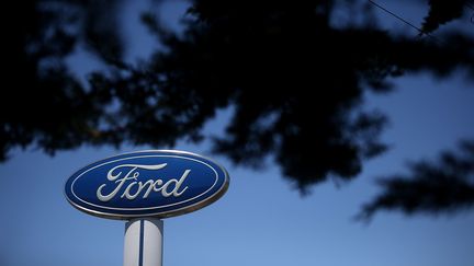 Le logo Ford devant une usine du groupe automobile am&eacute;ricain, en Californie.&nbsp; (JUSTIN SULLIVAN / GETTY IMAGES NORTH AMERICA / AFP)