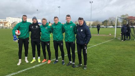 Cinq joueurs ukrainiens de&nbsp;l'Alians Lypova Dolyna et leur entraîneur lors d'un entraînement de l'AS Poissy, avril 2022. (EMMA SARANGO / RADIO FRANCE)