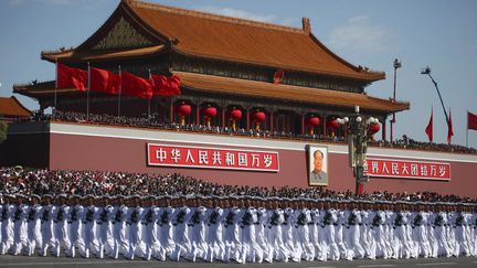 Des militaires paradent à l'occasion du 60e anniversaire de la fondation de la République populaire de Chine, le 1er octobre 1949, devant la Cité interdite et le portrait de Mao Zedong. (REUTERS / China Daily)