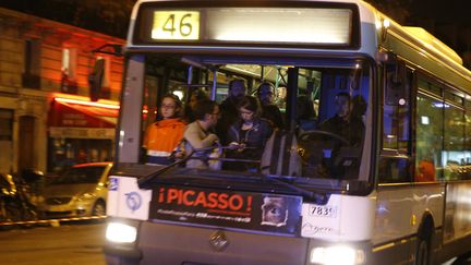 Un bus circule le 14 novembre 2015 après les attentats à Paris. (FRANCOIS GUILLOT / AFP)