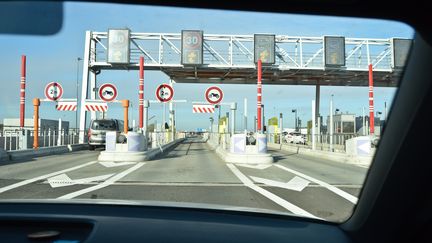 Un péage d'autoroute de la Sanef à Amiens (Somme). (JEAN-LUC FLEMAL / MAXPPP)