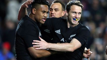 Le néo-zélandais Julian Savea félicité par son coéquipier Ben Smith (MICHAEL BRADLEY / AFP)