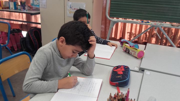 Ambiance de travail à l'école Jean-Jacques Rousseau de Mantes-la-Jolie, dans l'une des quatre classes de CP avec 10 ou 11 élèves. (SOLENNE LE HEN / RADIO FRANCE)