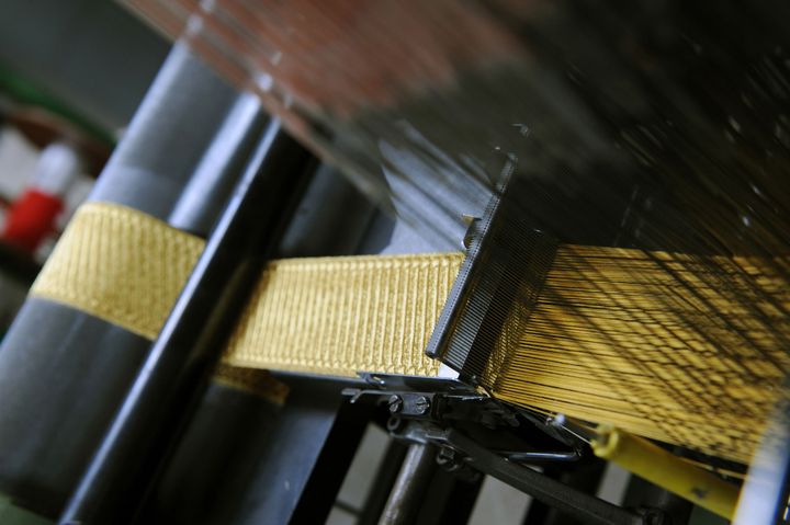 Dans l'usine de passementerie de la Sarthe sont confectionnés les galons, les écussons et épaulettes
 (JF Monnier / AFP)