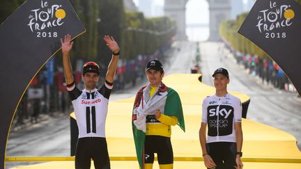 Geraint Thomas,&nbsp;Tom Dumoulin et Christopher Froome sur le podium du Tour de France, le 29 juillet 2018 à Paris. (STEPHANE MANTEY / POOL AF)