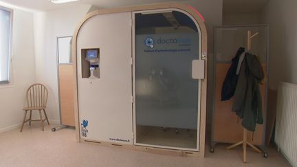 La première cabine de téléconsultation en ophtalmologie est installée à Évreux. (France 3 Normandie)