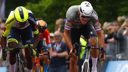 Mathieu van der Poel (Alpecin - Fenix) vainqueur au sprint de la première étape du Giro 2022 entre Budapest et&nbsp;Visegrad devant Biniam Girmay&nbsp;(Intermarché – Wanty – Groupe Gobert), le 6 mai 2022 (LUCA BETTINI / AFP)