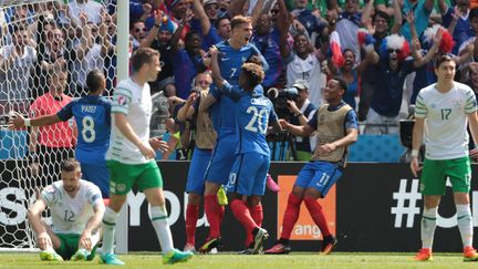 Les Bleus célèbrent un but de Griezmann lors du match France-Irlande, le 26 juin 2016 à Lyon. (MAXPPP)