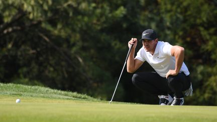 Brooks Koepka analyse le green (JUNG YEON-JE / AFP)