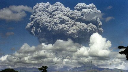 Les conséquences de l’éruption de ce stratovolcan, en septembre 1991, ont été planétaires et durables. Le volume des cendres émises, évalué à 10 km3, a provoqué un refroidissement général de 0,6°C en moyenne pendant deux à trois ans. A l’époque, le Pinatubo, après 600 ans de calme absolu, n’était pas classé dans la liste des volcans en activité. Son réveil a fait un millier de victimes. Un bilan limité grâce à l’évacuation efficace des populations. C’est la plus forte éruption volcanique du 20e siècle. (ARLAN NAEG / REUTERS)