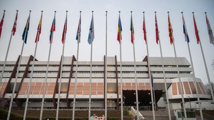 Le drapeau russe manquant devant le Conseil de l'Europe, à Strabourg (Bas-Rhin), le 16 mars 2022.&nbsp; (PATRICK HERTZOG / AFP)