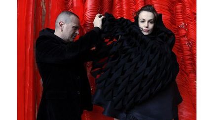 Maurizio Galante dans son atelier parisien avec un modèle couture printemps-été 2012
 (P.Verdy. AFP)