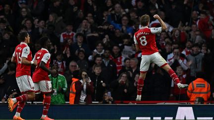 Des joueurs d'Arsenal célèbrent un but lors d'une rencontre de Premier league, à Londres le 2 mai 2023. (BEN STANSALL / AFP)