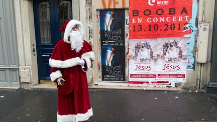 Raphaël Godet, journaliste à franceinfo, grimé en père Noël, dans les rues du 18e arrondissement de Paris, le 20 novembre 2017. (ELODIE DROUARD / FRANCEINFO)