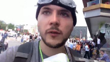 Le journaliste am&eacute;ricain Tim Pool se filme dans les rues d'Istanbul (Turquie), mardi 11 juin 2013.&nbsp; (NEWS.LIVESTREAM.COM / TIMCAST )