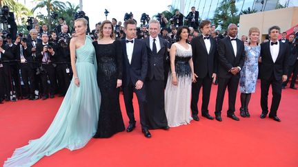 Le jury du 65e festival festival de Cannes, pr&eacute;sid&eacute; par Nanni Moretti (6e &agrave; partir de la gauche), r&eacute;uni au grand complet, le 16 mai 2012. (ALBERTO PIZZOLI / AFP)