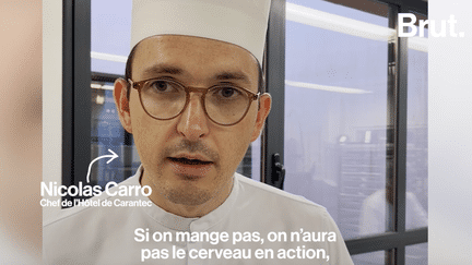 Le chef étoilé Nicolas Carro est venu cuisiner pour les étudiants du campus de Vannes. Avec les produits du Crous et pour le même prix que celui proposé habituellement, découvrez ce qu’il a préparé. (Brut.)