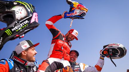 C'est Sam Sunderland&nbsp;qui s'impose finalement sur cette 44e édition du Dakar en moto. Après&nbsp;douze&nbsp;étapes pleines de rebondissements, le Britannique glane un second titre après celui de 2017. Pour sa première édition avec le team Gas Gas, le pilote de 32 ans devance&nbsp;Pablo Quintanilla et Matthias Walkner, qui complètent le podium de cette édition 2022. (FLORENT GOODEN / DPPI)