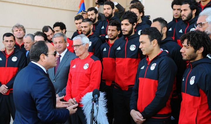 Le président Sissi avec les joueurs de l'équipe de football égyptienne qualifiée pour la phase finale du Mondial en Russie (février 2017). (AFP / EGYPTIAN PRESIDENCY)